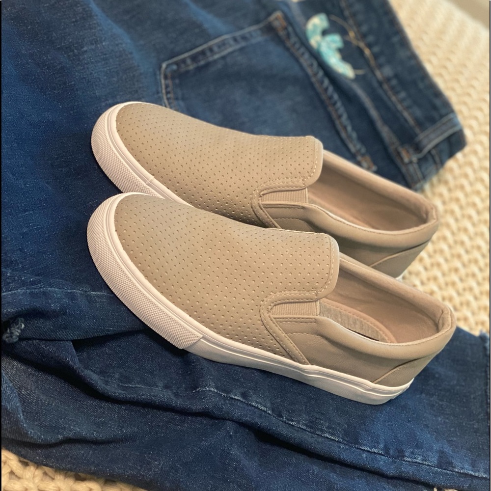 Women’s Leather Casual Sneakers, Size 7.5